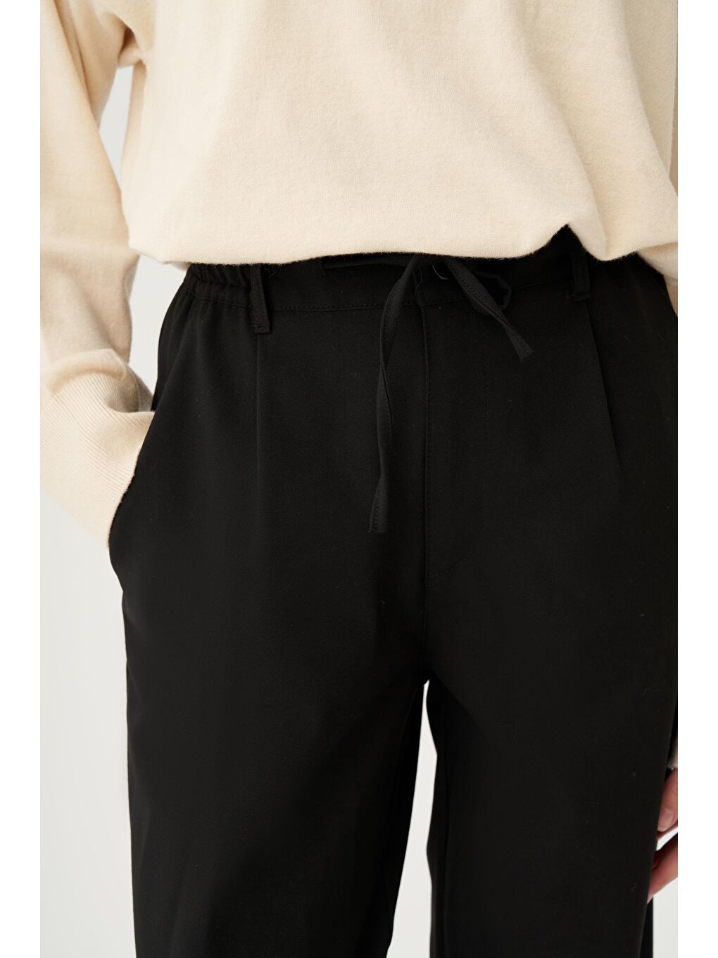 Siyah-Beli Lastikli Havuç Kesim Polyviscon Pantolon-4