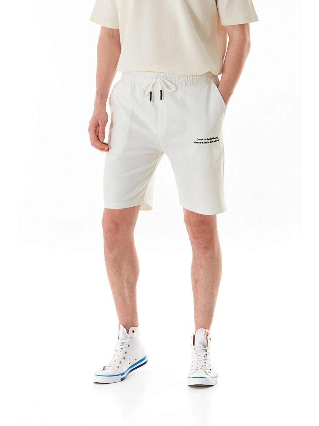 Ekru Yazı Kabartmalı Beli Bağcıklı Şort-1