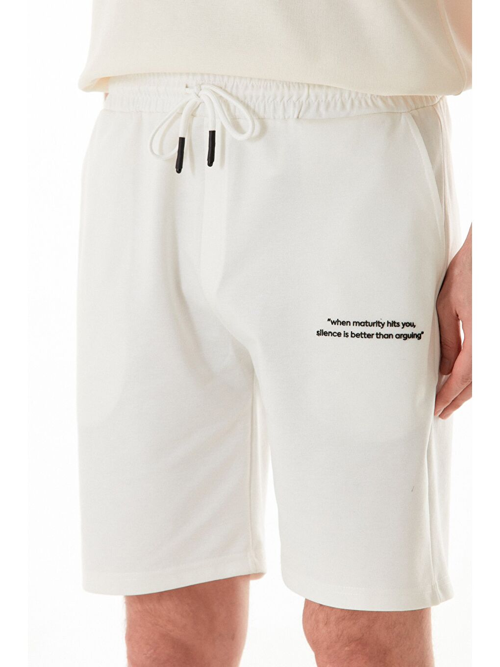 Ekru Yazı Kabartmalı Beli Bağcıklı Şort-4