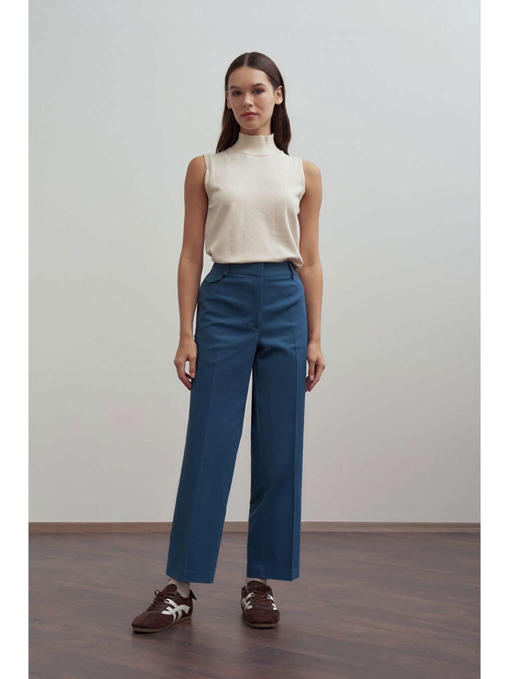 İndigo-Süs Cep Kapaklı Pensli Havuç Pantolon