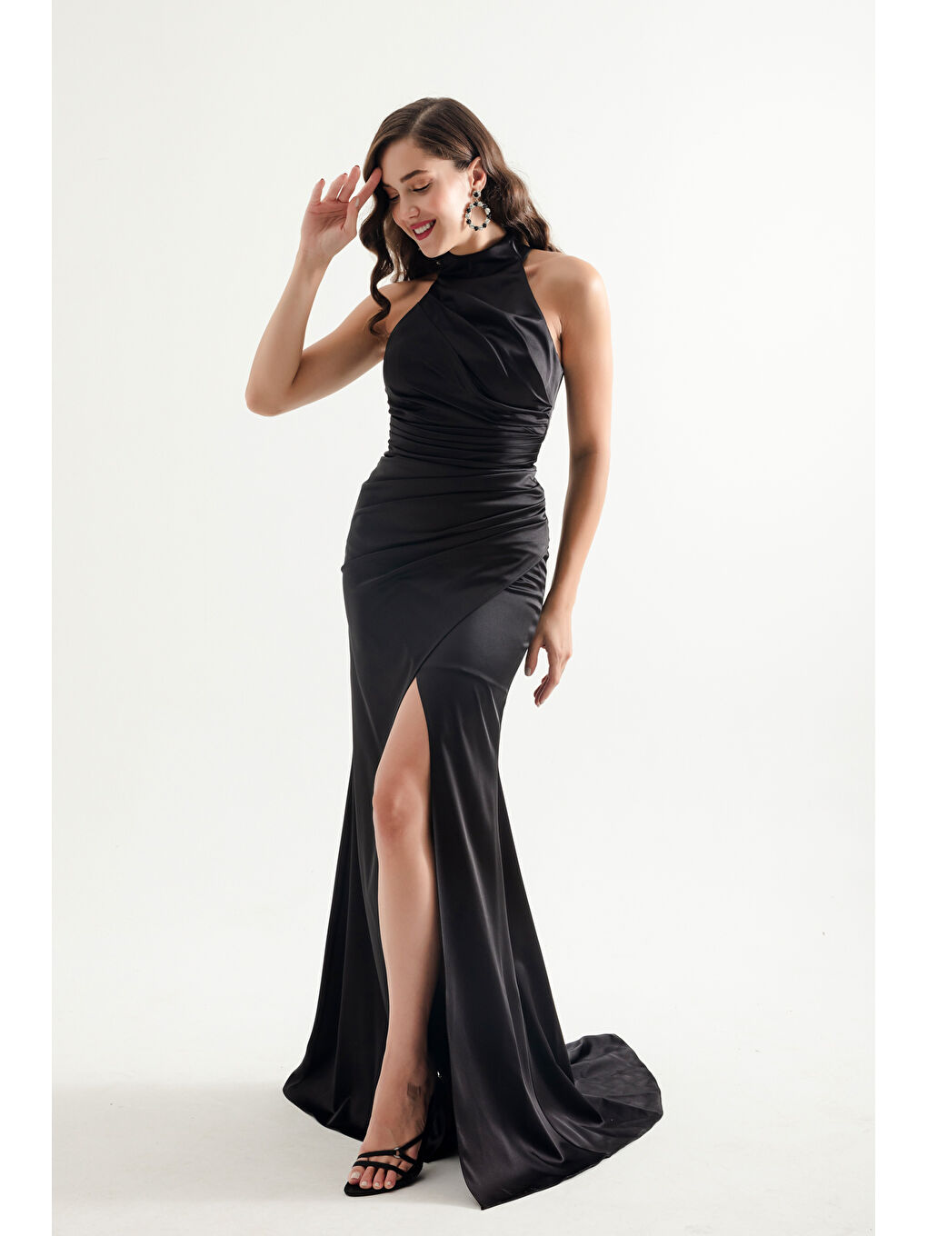 Kadın Siyah Halter Yaka Yırtmaçlı Uzun Saten Abiye Elbise