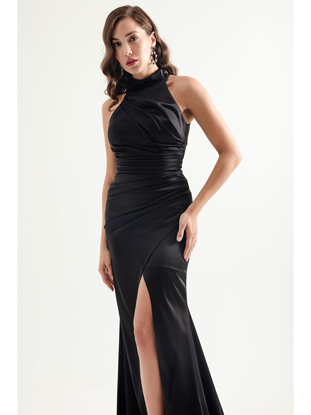 Kadın Siyah Halter Yaka Yırtmaçlı Uzun Saten Abiye Elbise-2