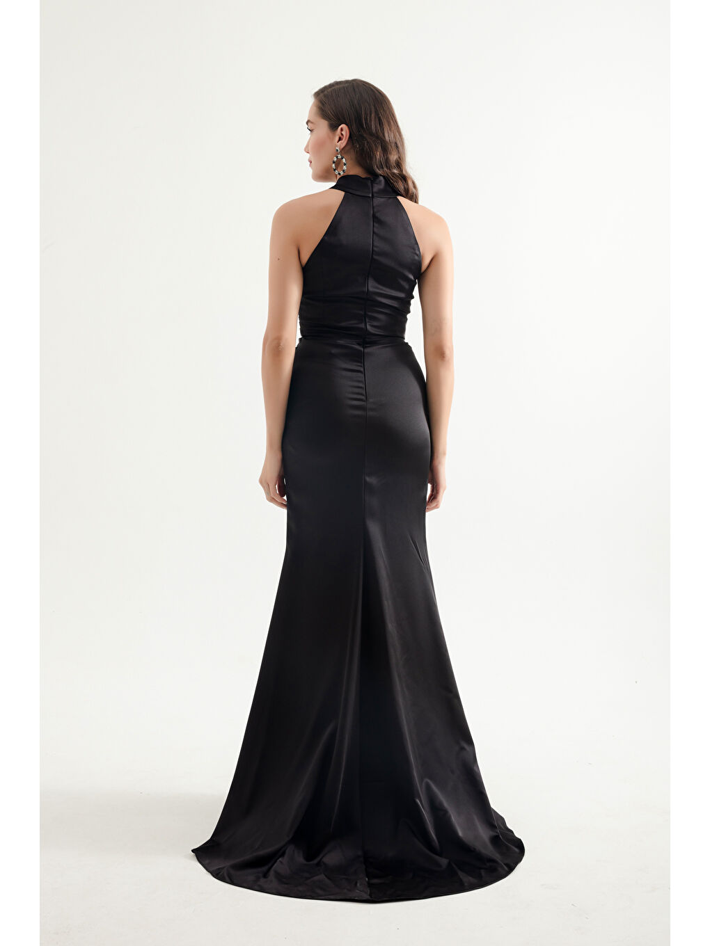 Kadın Siyah Halter Yaka Yırtmaçlı Uzun Saten Abiye Elbise-4