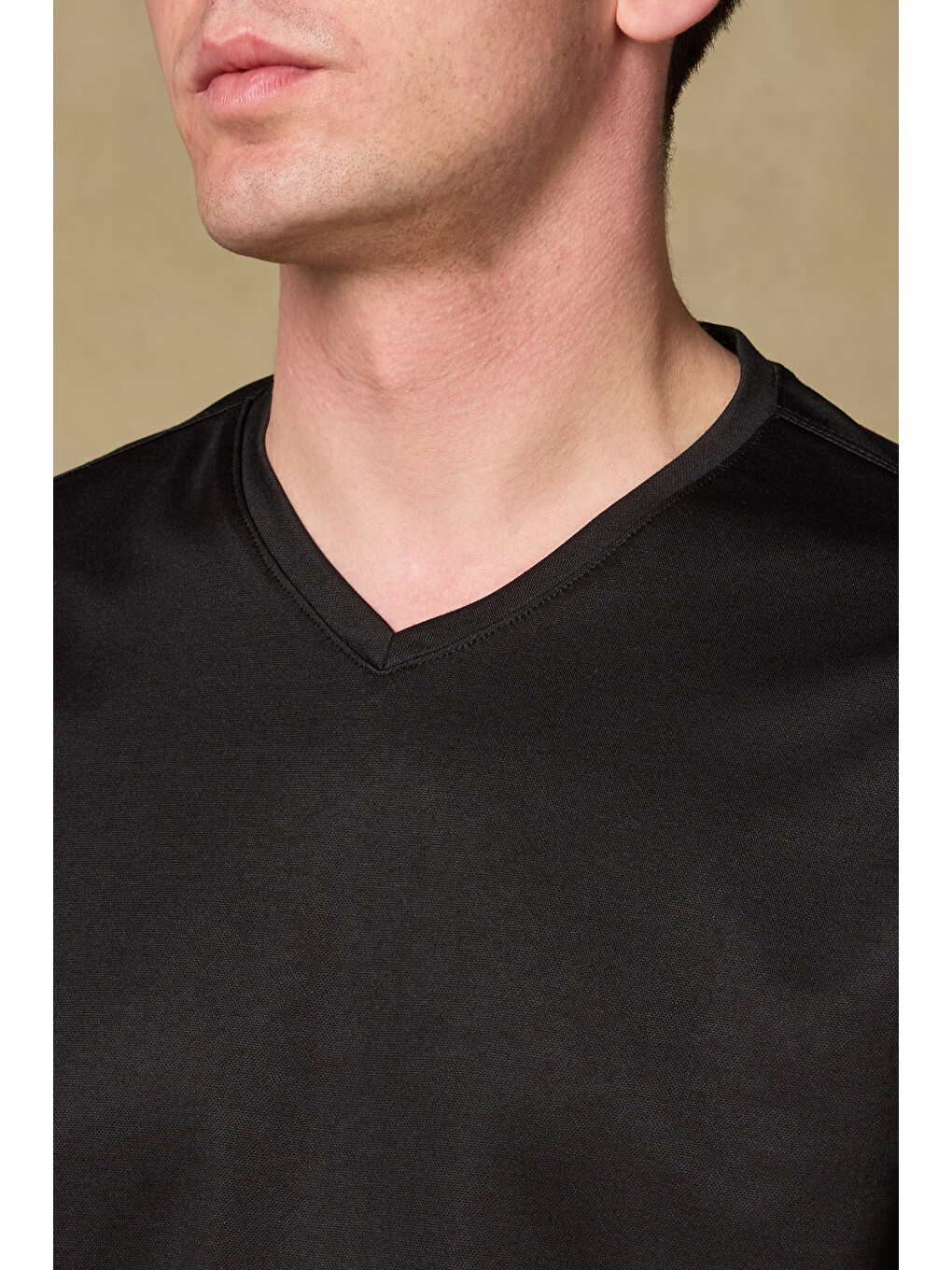 Vita Merserize Pamuklu Modern Fit Siyah V Yaka Erkek Düz T-shirt-2