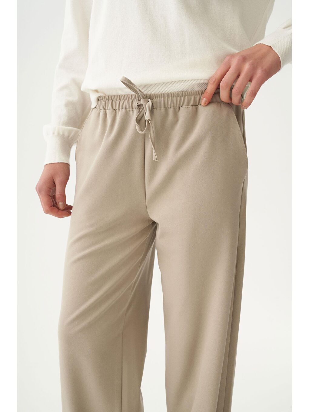 Bej-Beli Lastikli Rahat Kalıp Polyviscon Pantolon-3