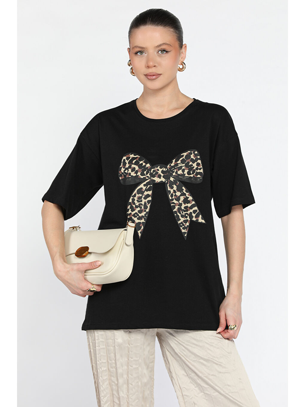 Siyah Leopar Desen Kurdele Baskılı Bisiklet Yaka Kadın Tişört