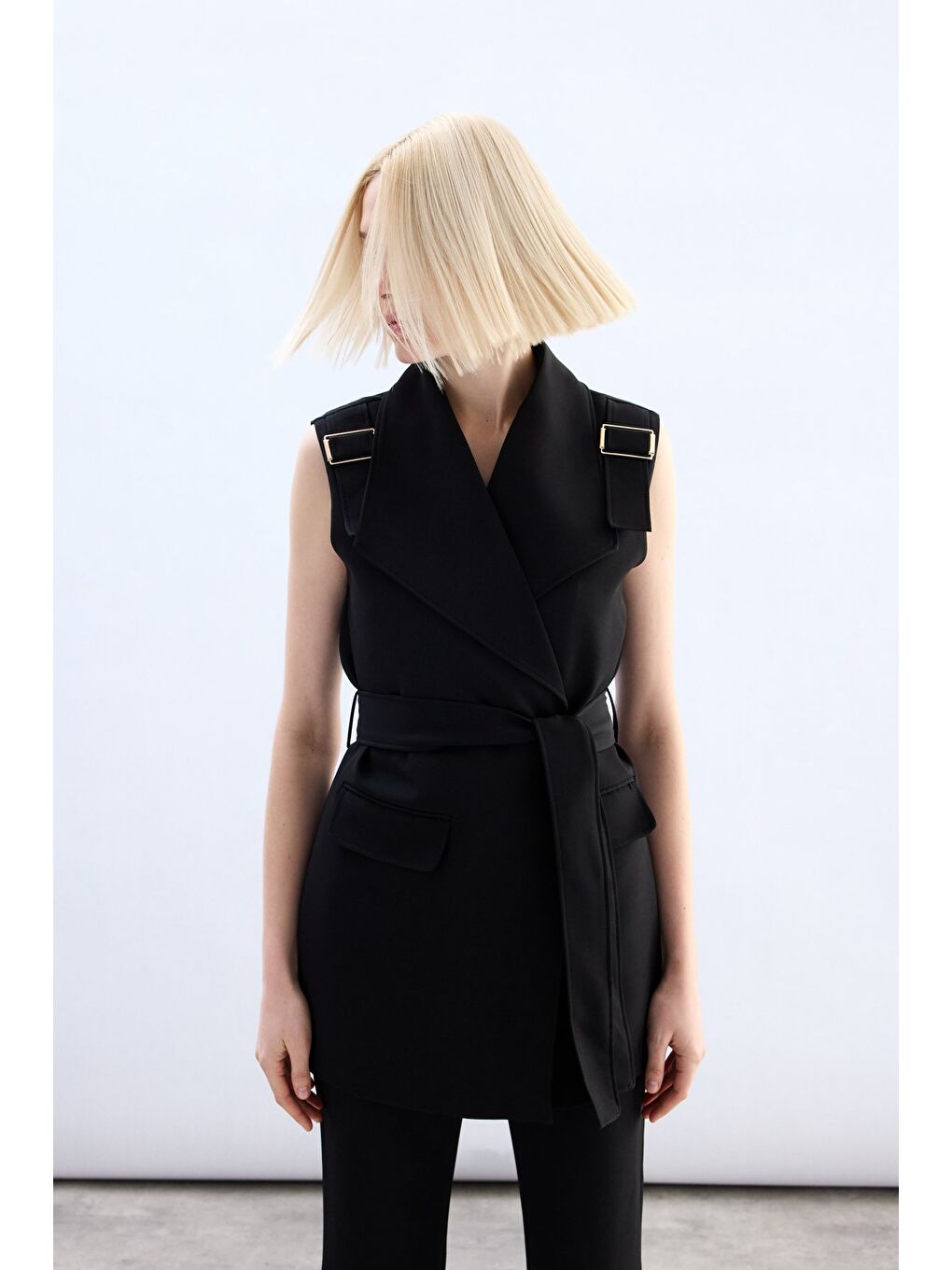 Omuz Aksesuarlı Kuşaklı Yelek - Siyah