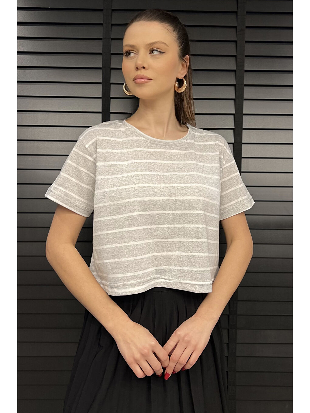 Gri Bisiklet Yaka Çizgili Kadın Tişört-1