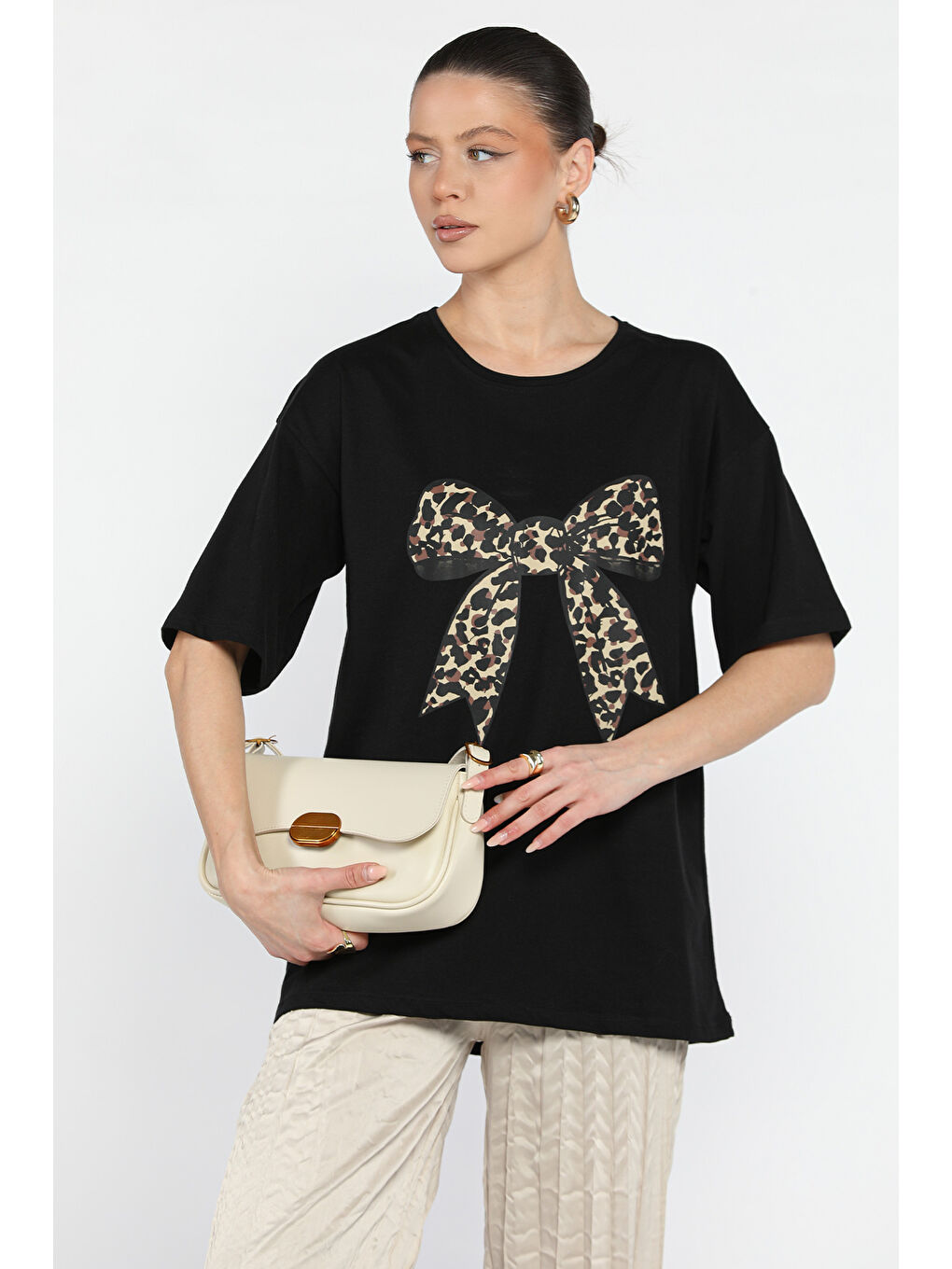 Siyah Leopar Desen Kurdele Baskılı Bisiklet Yaka Kadın Tişört-1