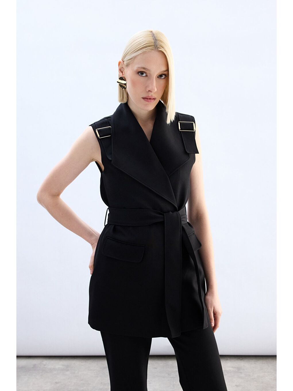 Omuz Aksesuarlı Kuşaklı Yelek - Siyah-1