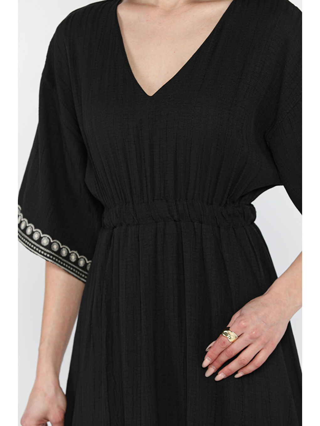 Siyah Kadın V Yaka Bel Lastikli Nakış Detaylı Salaş Elbise-3
