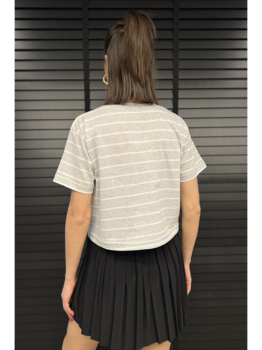 Gri Bisiklet Yaka Çizgili Kadın Tişört-2