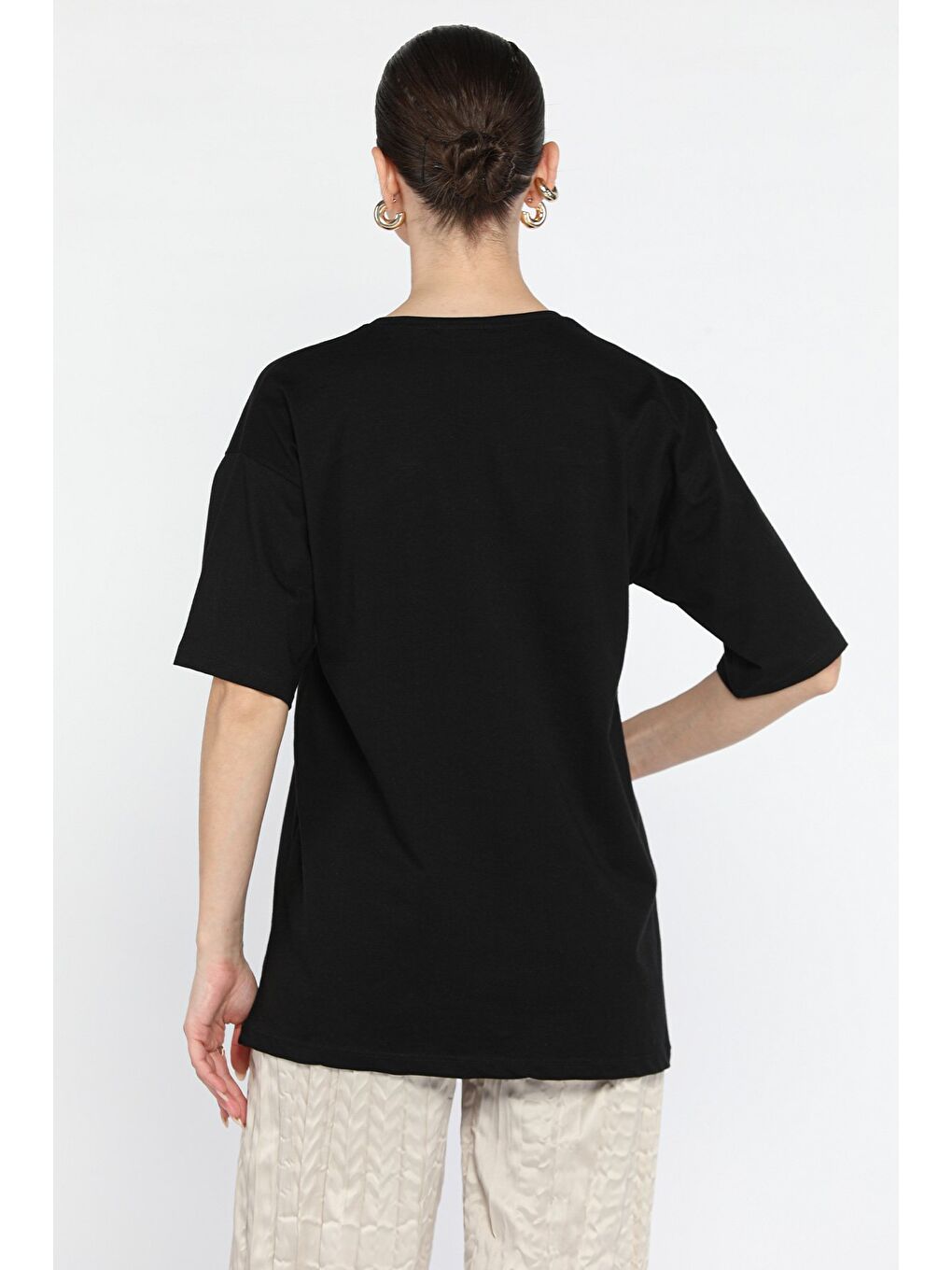 Siyah Leopar Desen Kurdele Baskılı Bisiklet Yaka Kadın Tişört-2