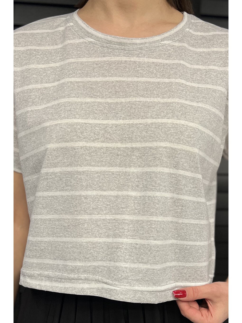 Gri Bisiklet Yaka Çizgili Kadın Tişört-3