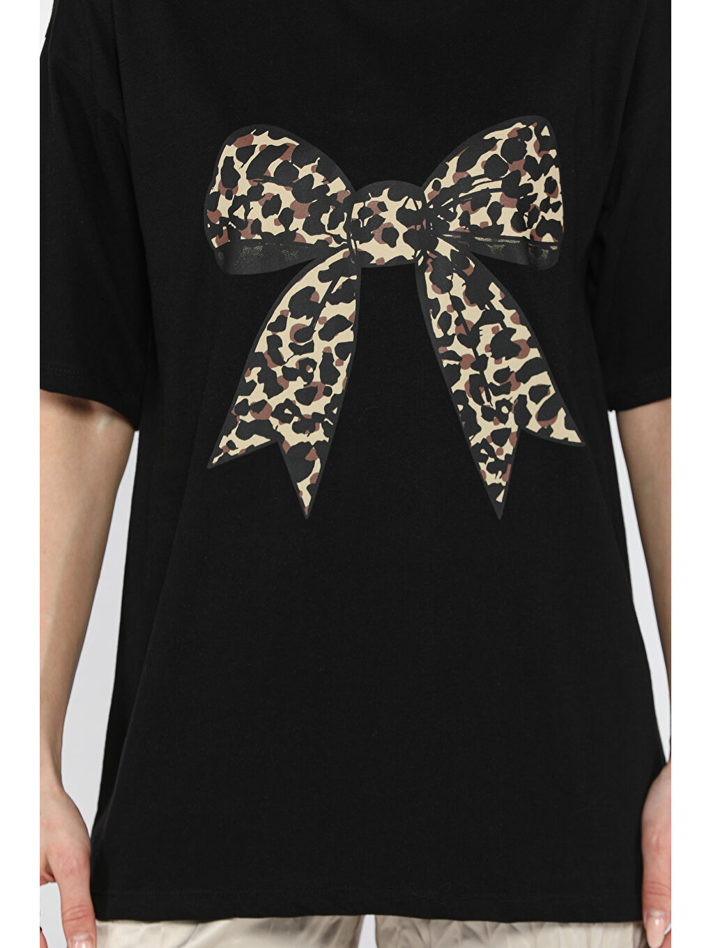 Siyah Leopar Desen Kurdele Baskılı Bisiklet Yaka Kadın Tişört-3