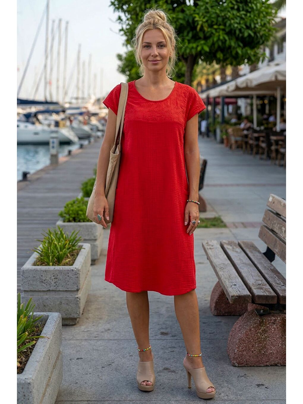 Kırmızı Havuz Yaka Düşük Kol Cepli Kol Roba Ve Yanları Brodeli Casual Müslin Dokuma Elbise 100 55-1