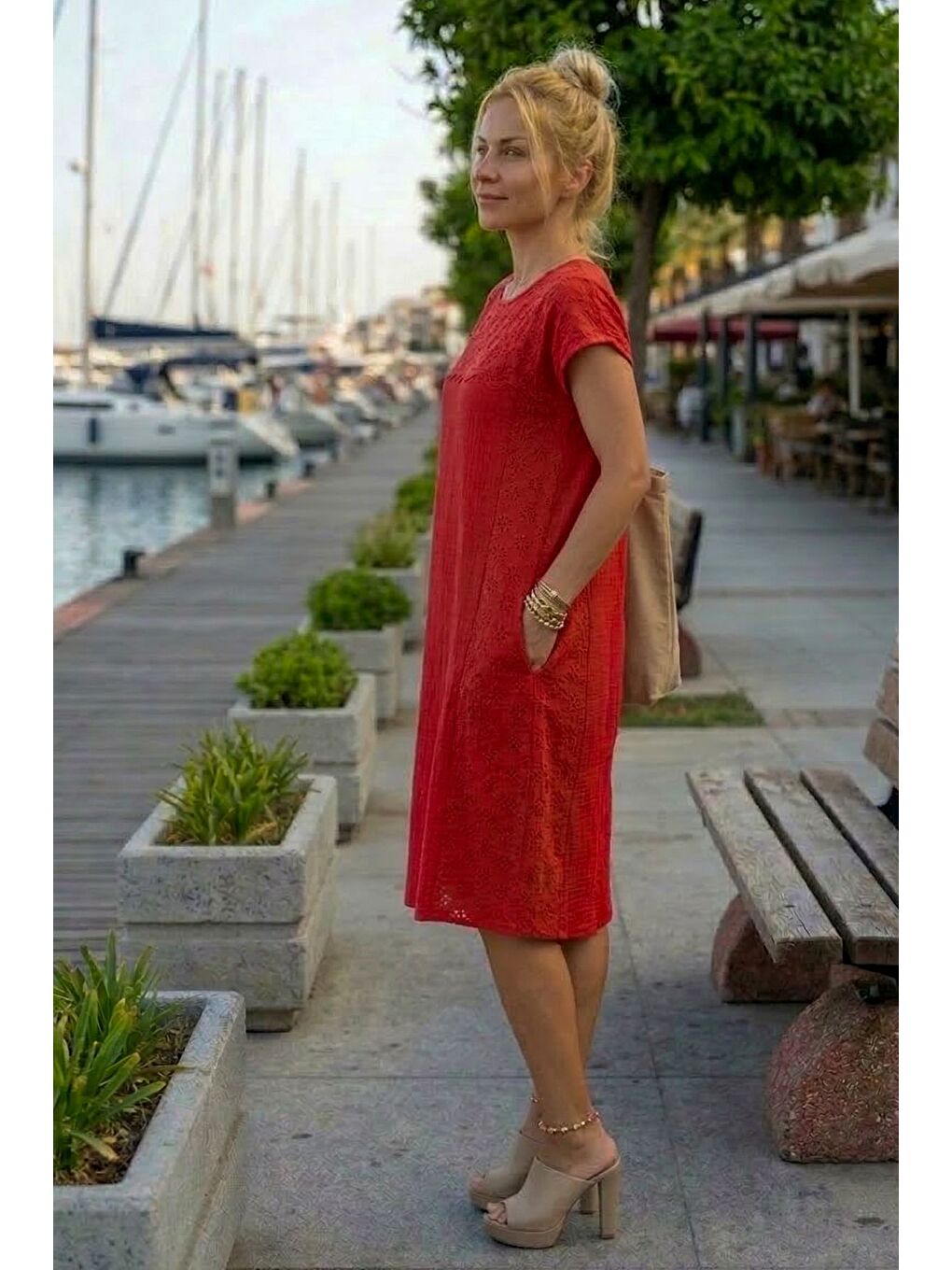 Kırmızı Havuz Yaka Düşük Kol Cepli Kol Roba Ve Yanları Brodeli Casual Müslin Dokuma Elbise 100 55-2