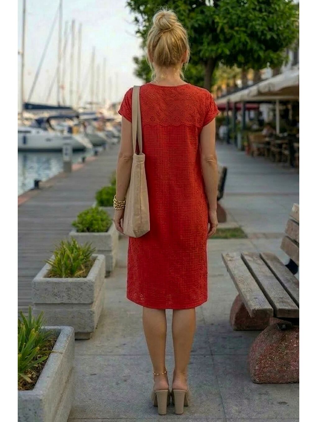 Kırmızı Havuz Yaka Düşük Kol Cepli Kol Roba Ve Yanları Brodeli Casual Müslin Dokuma Elbise 100 55-3