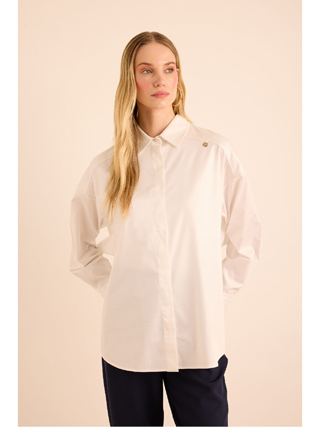 Beyaz Sırtı Volan Detaylı Pamuk Gömlek-1