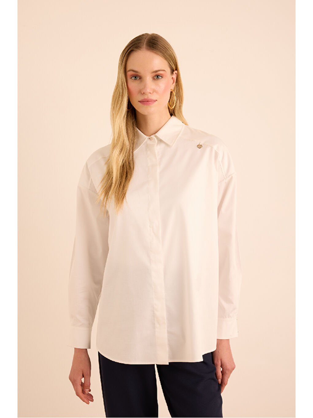 Beyaz Sırtı Volan Detaylı Pamuk Gömlek-3