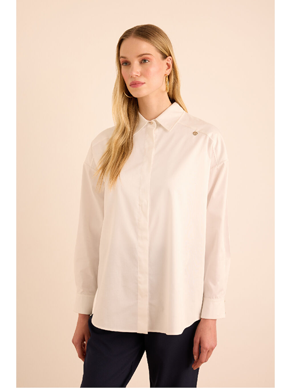 Beyaz Sırtı Volan Detaylı Pamuk Gömlek-4