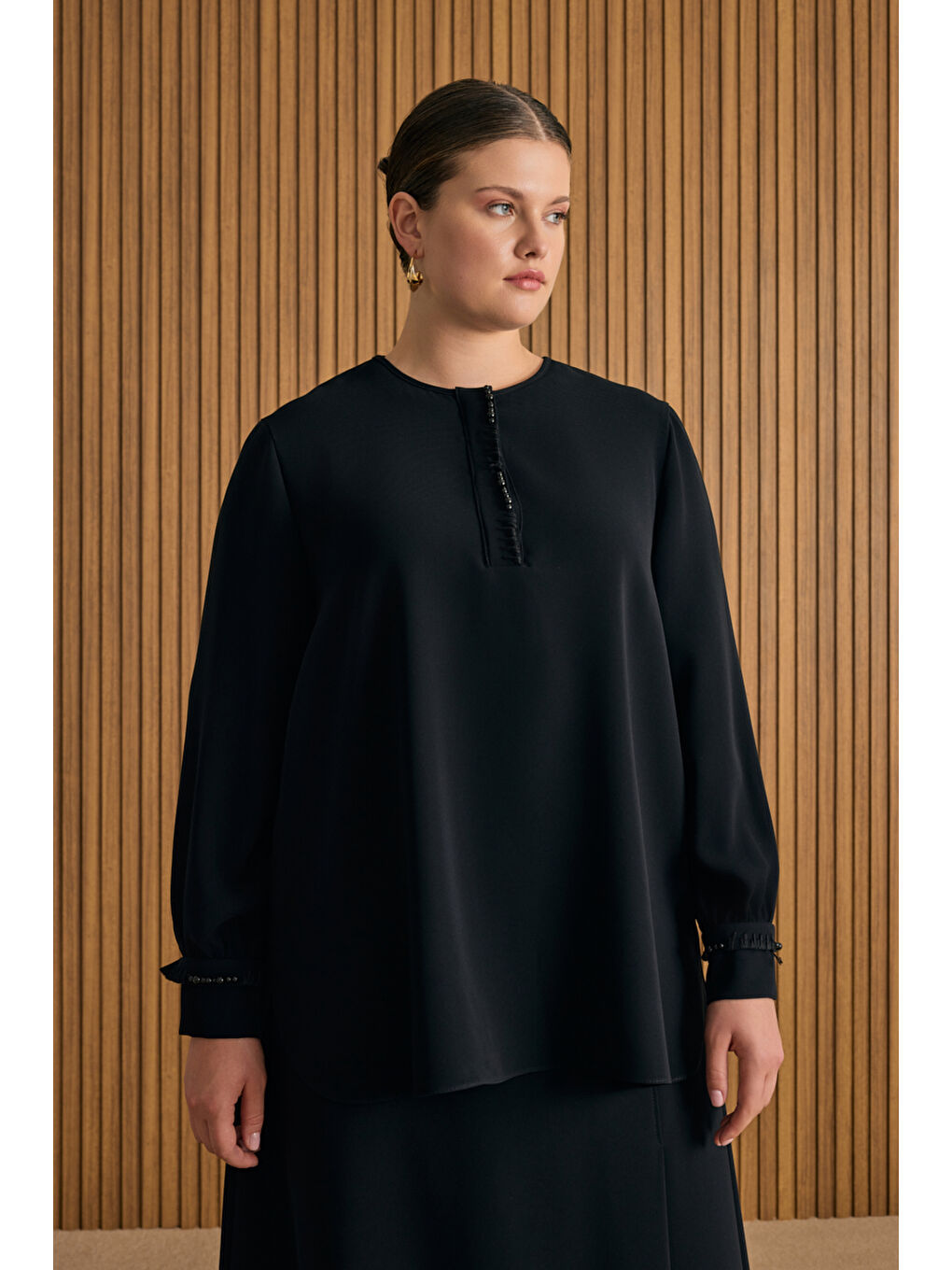 Siyah İşleme Detaylı Bluz-2