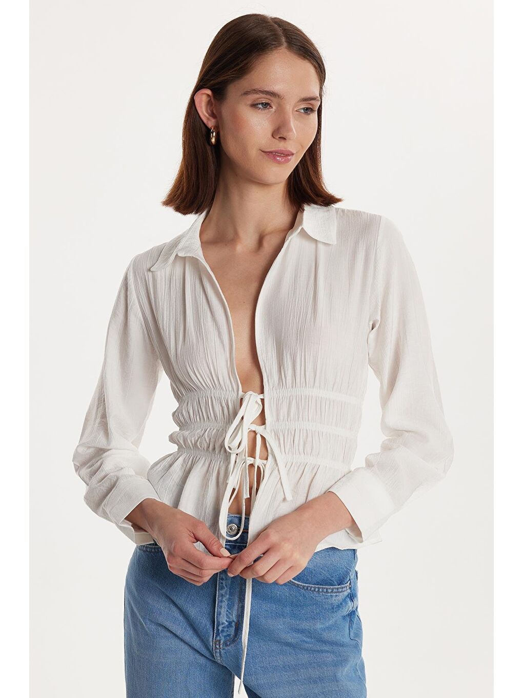 Kadın Standart Fit Büzgülü Bağlamalı Ekru Gömlek-1