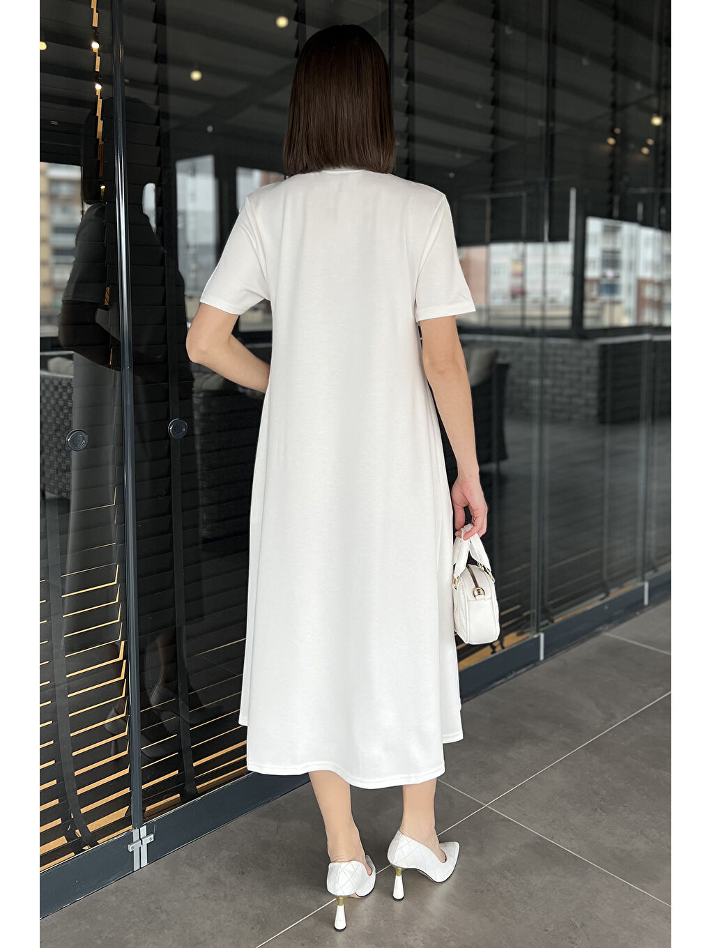 Beyaz Bisiklet Yaka Taş Detaylı Cepli Kadın Kısa Kol Elbise-1