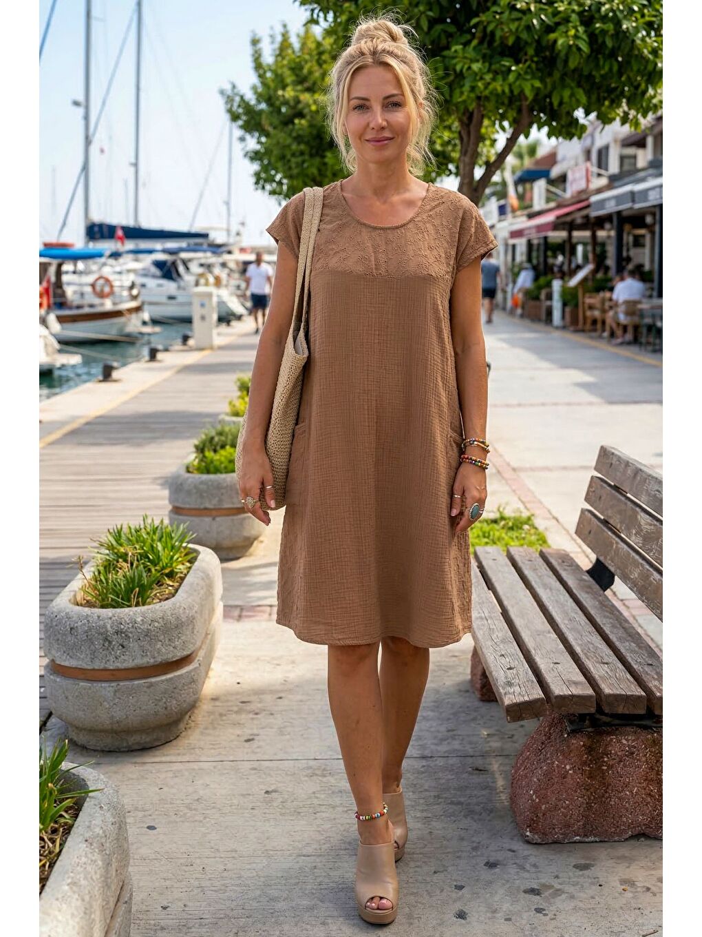 Kahverengi Camel Havuz Yaka Düşük Kol Cepli Kol Roba Ve Yanları Brodeli Casual Müslin Dokuma Elbise 100 55