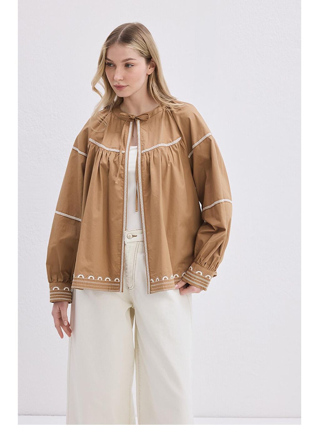 Kahverengi Lova Nakışlı Bağlamalı Ceket Camel