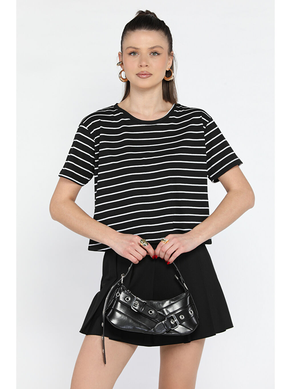 Siyah Bisiklet Yaka Çizgili Kadın Tişört