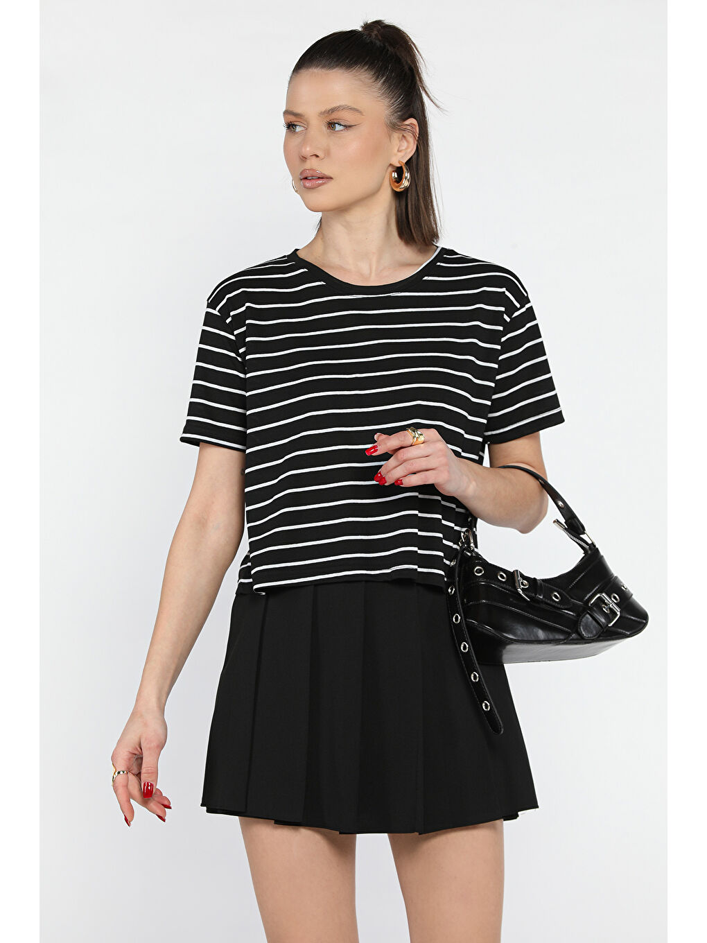 Siyah Bisiklet Yaka Çizgili Kadın Tişört-1