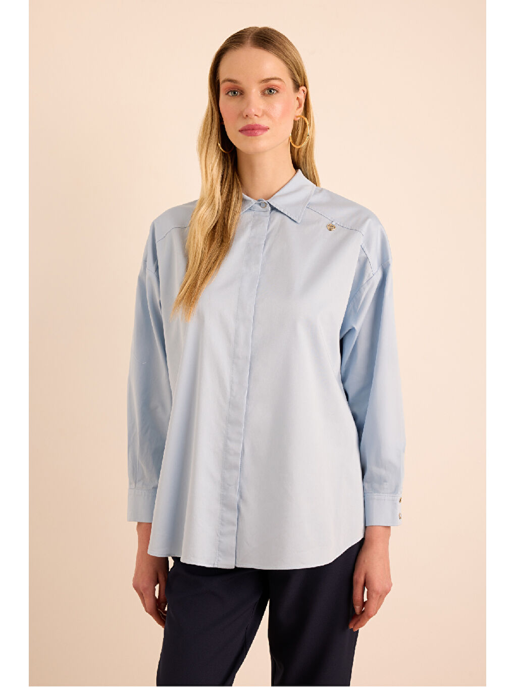 Mavi Sırtı Volan Detaylı Pamuk Gömlek-4