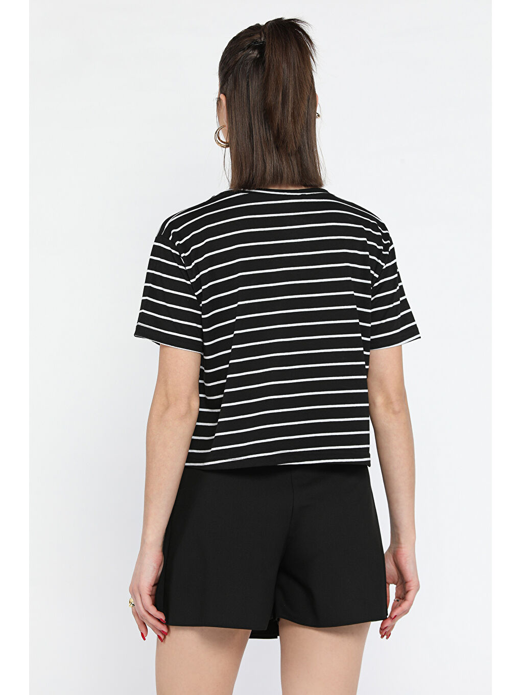Siyah Bisiklet Yaka Çizgili Kadın Tişört-2