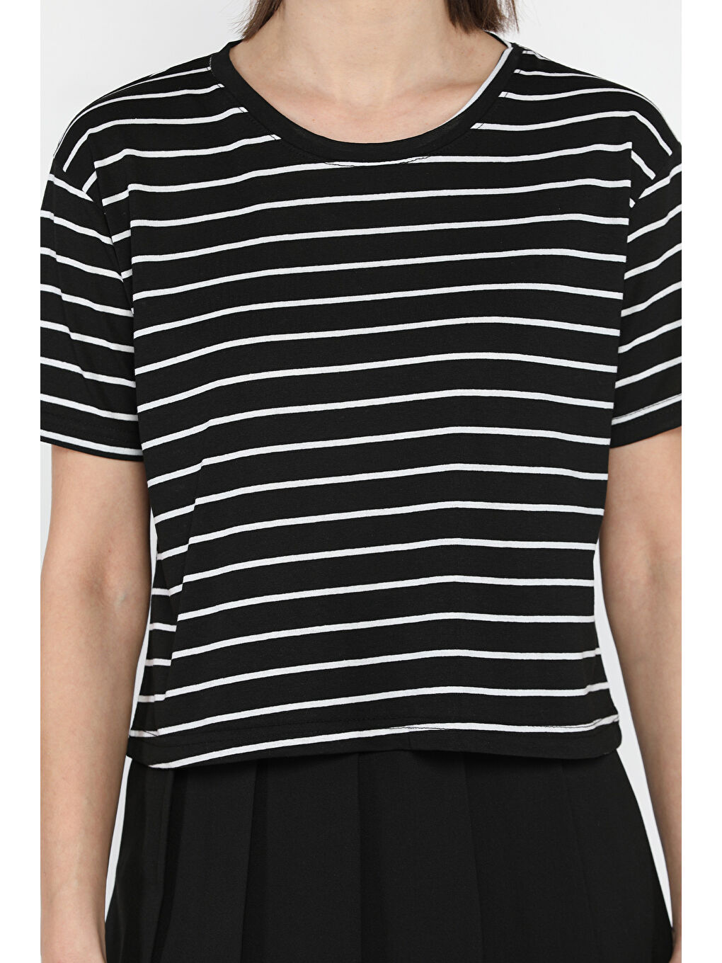 Siyah Bisiklet Yaka Çizgili Kadın Tişört-3