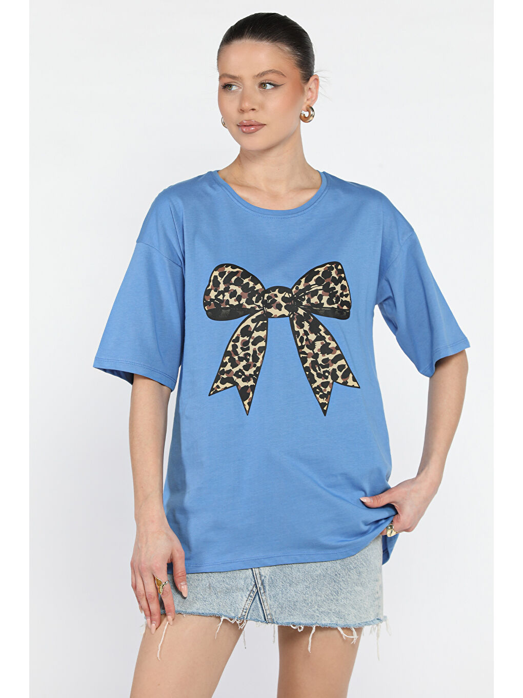 İndigo Leopar Desen Kurdele Baskılı Bisiklet Yaka Kadın Tişört-1