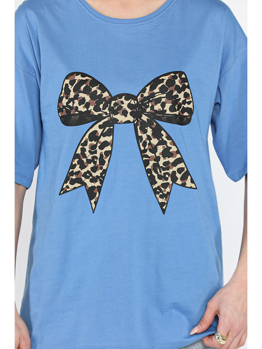 İndigo Leopar Desen Kurdele Baskılı Bisiklet Yaka Kadın Tişört-3