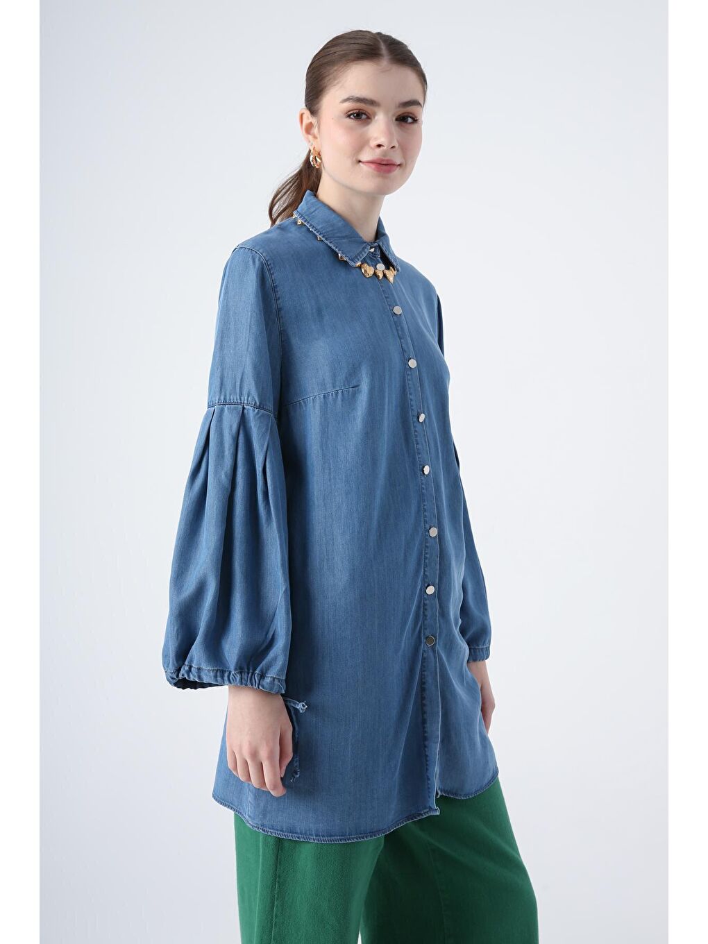 Orta Mavi Kolları Pileli Büzgü Detaylı Denim Gömlek Tunik
