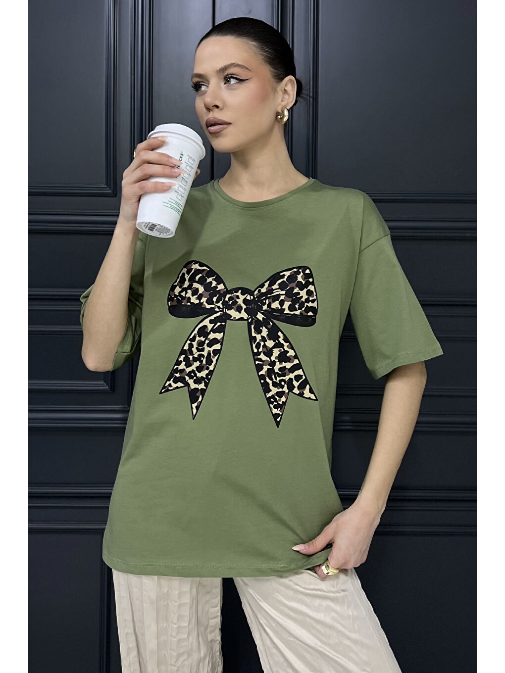 Haki Leopar Desen Kurdele Baskılı Bisiklet Yaka Kadın Tişört-1