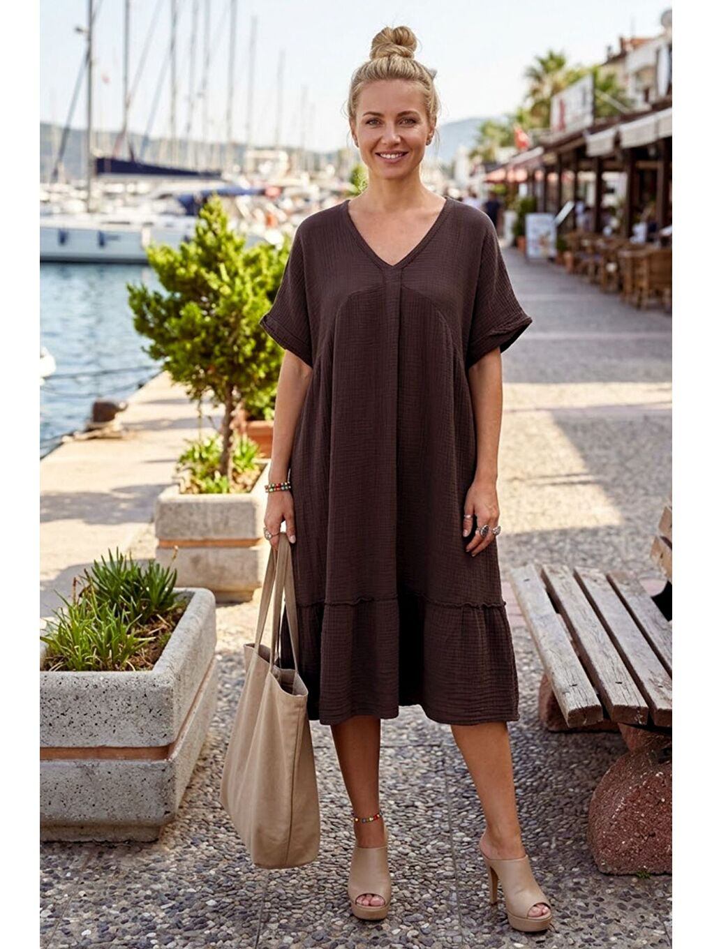 Kahverengi V Yaka Kısa Kol Eteği Fırfırlı Casual Müslin Geniş Kesim Dokuma Elbise 106 75