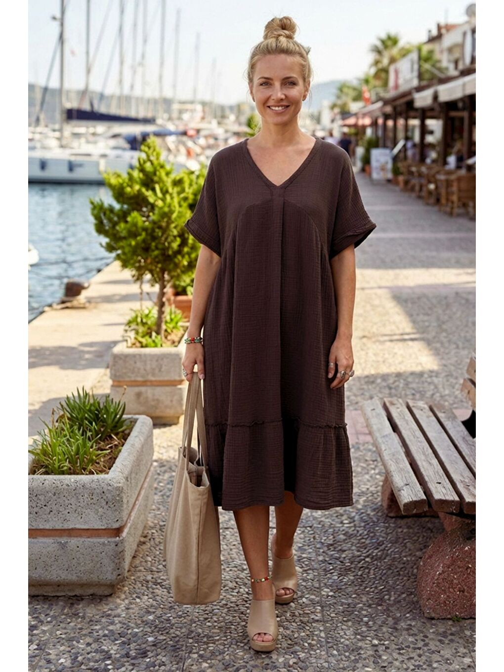 Kahverengi V Yaka Kısa Kol Eteği Fırfırlı Casual Müslin Geniş Kesim Dokuma Elbise 106 75-1
