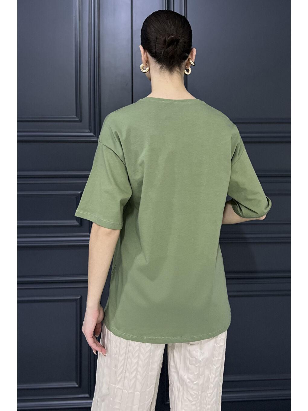 Haki Leopar Desen Kurdele Baskılı Bisiklet Yaka Kadın Tişört-2