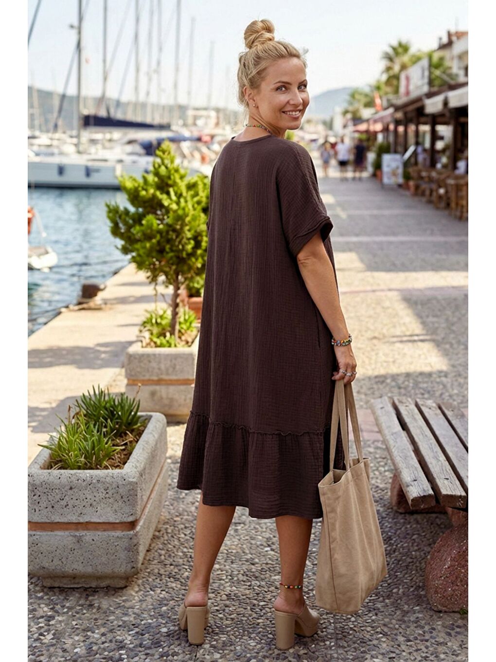 Kahverengi V Yaka Kısa Kol Eteği Fırfırlı Casual Müslin Geniş Kesim Dokuma Elbise 106 75-3