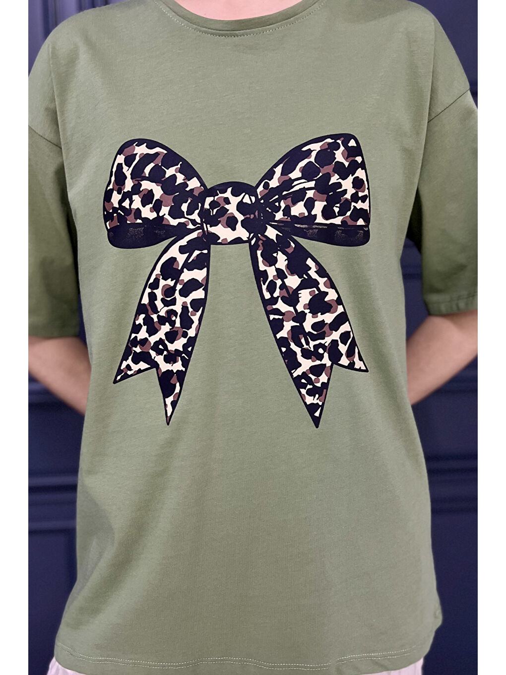 Haki Leopar Desen Kurdele Baskılı Bisiklet Yaka Kadın Tişört-3