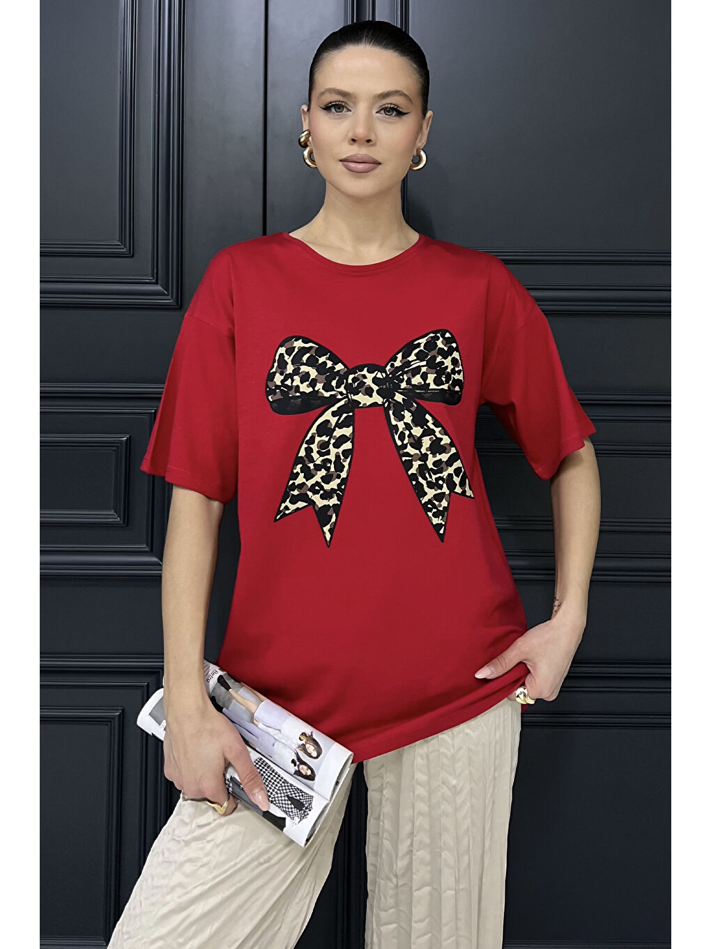 Kırmızı Leopar Desen Kurdele Baskılı Bisiklet Yaka Kadın Tişört