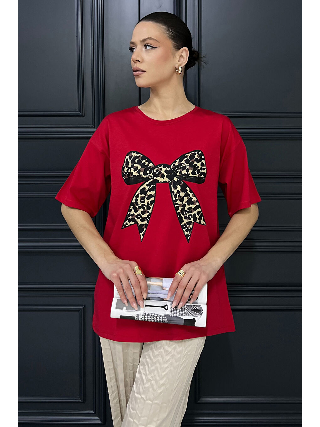 Kırmızı Leopar Desen Kurdele Baskılı Bisiklet Yaka Kadın Tişört-1