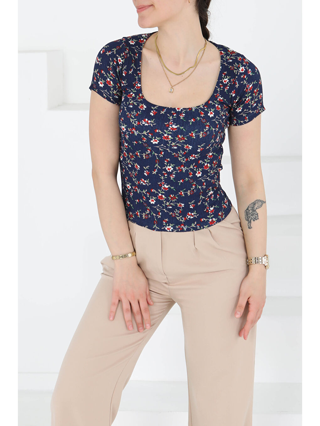 Oval Yaka Çiçek Desenli Bluz Lacivert - 27279