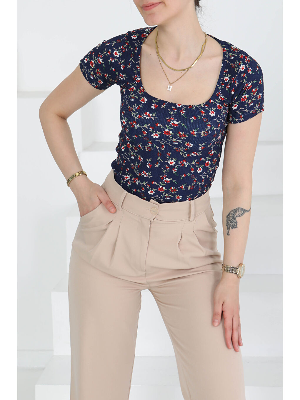 Oval Yaka Çiçek Desenli Bluz Lacivert - 27279-1