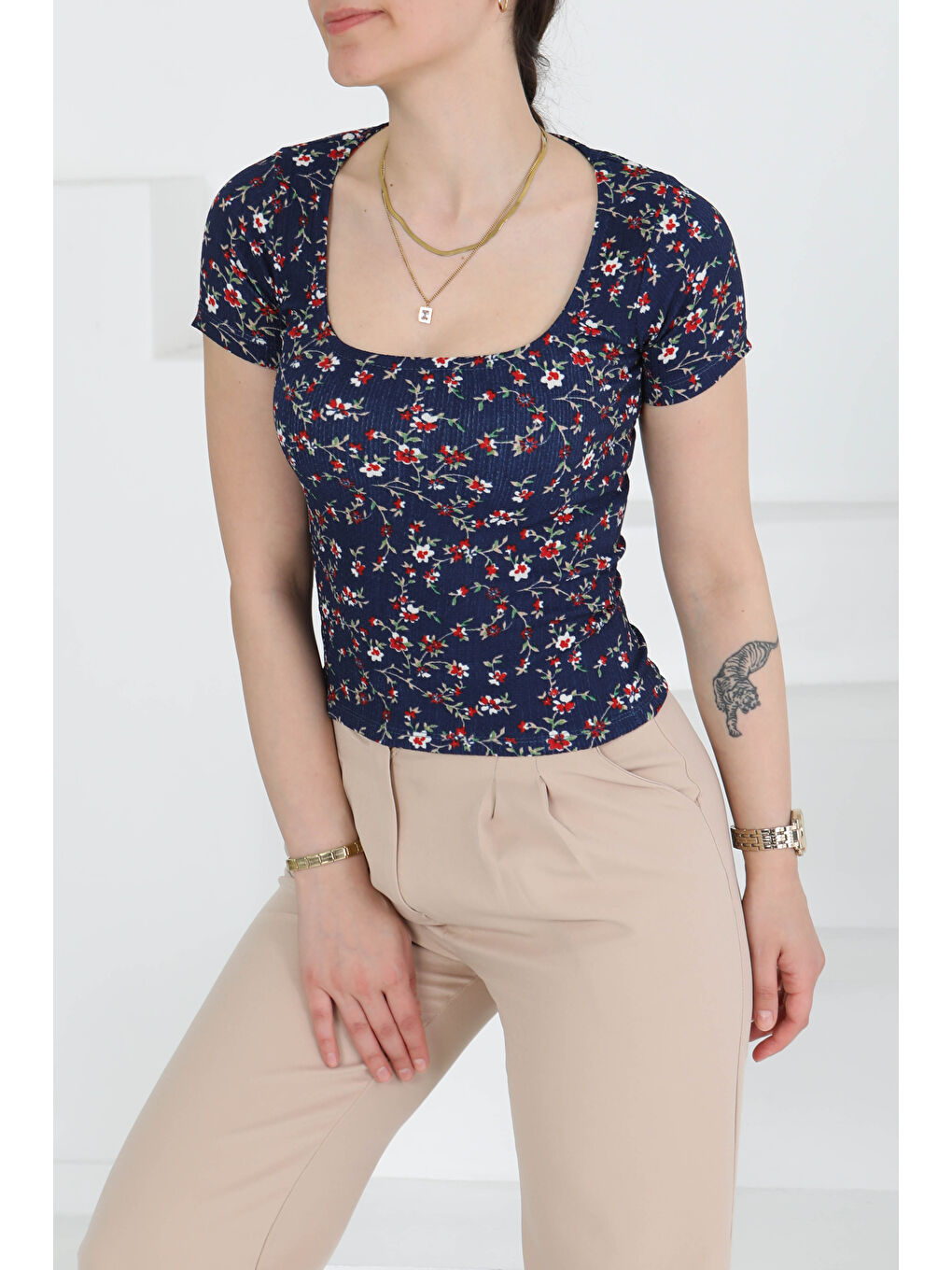 Oval Yaka Çiçek Desenli Bluz Lacivert - 27279-2