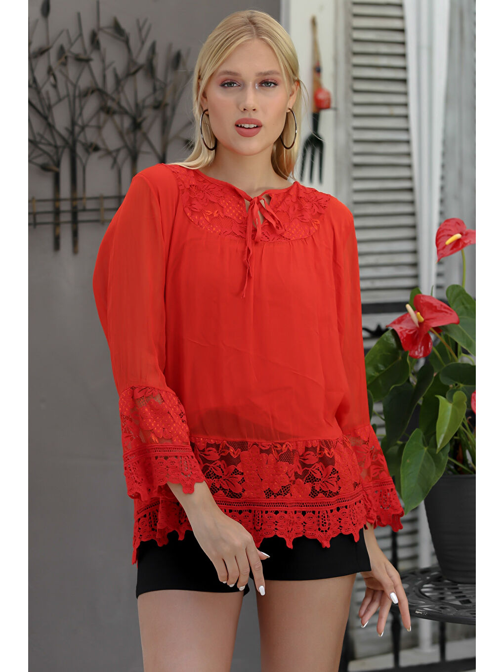 İtalyan Kırmızı Kayık Yaka Uzun Kol Bağlamalı Kol Ve Etek Ucu Dantelli Dokuma Bluz-2